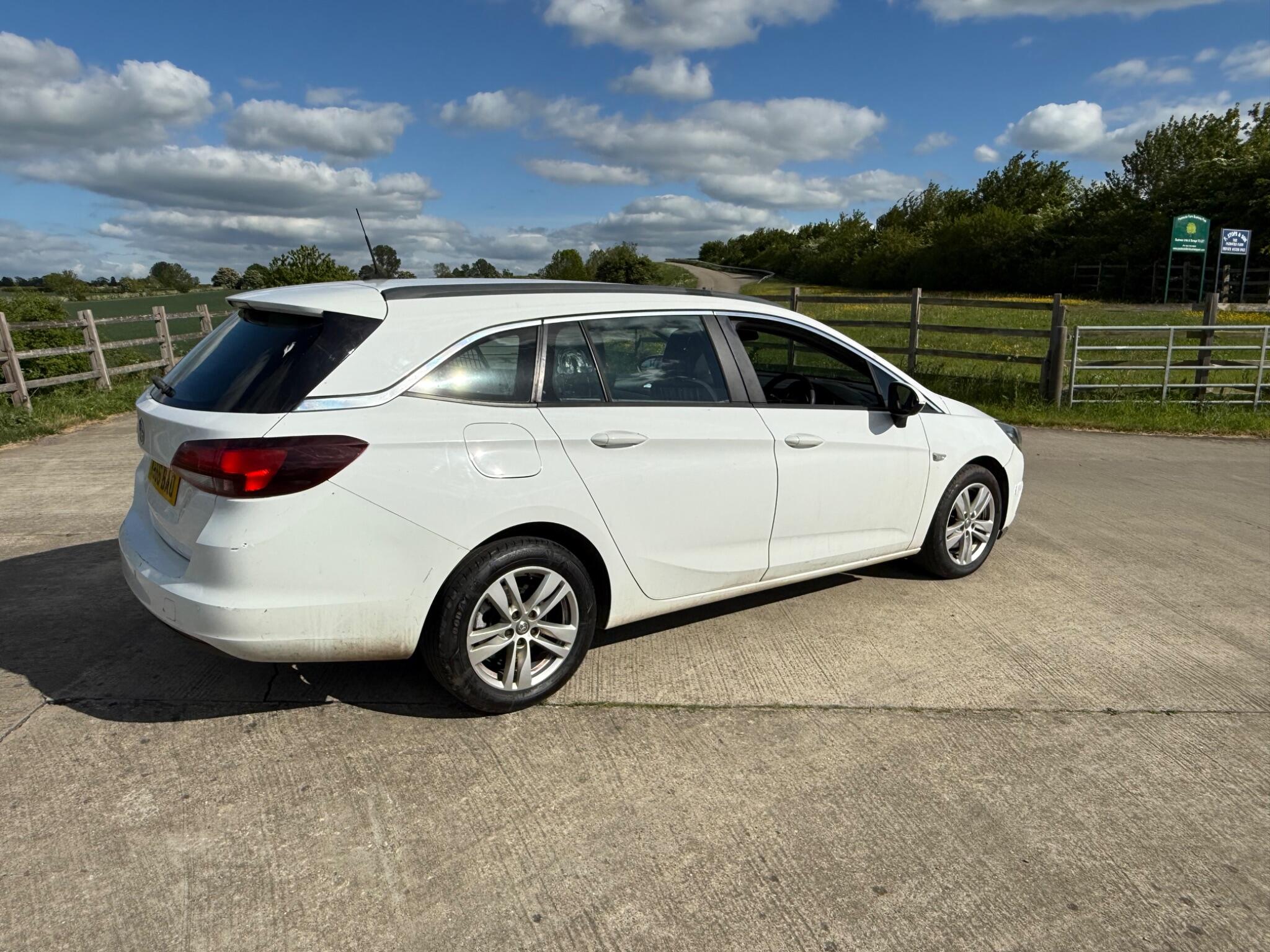 Vauxhall Astra 1.6 CDTi Tech Line Sports Tourer Euro 6 (s/s) 5dr — photo 86 of 104
